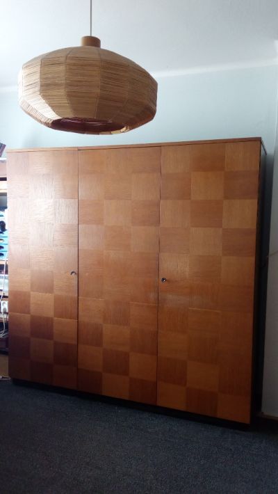 Šatní skříň - šachovnicový dekor