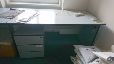 pracovní stůl včetně zásuvek - do kanceláře nebo do dílny