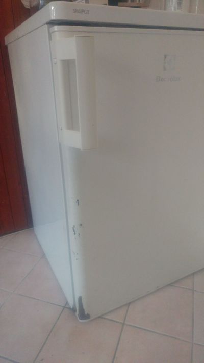 Plně funkční menší chladnička Elektrolux (136 litrů)