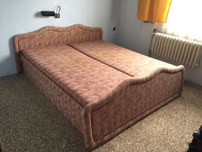 Manželská postel s úložným prostorem