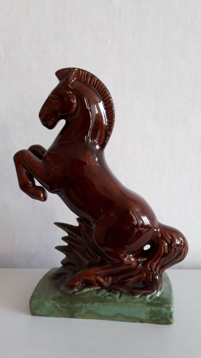 Daruji sbirku keramickych figurek koni (1)