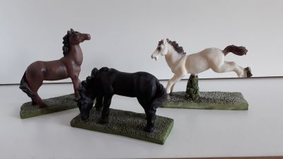 Daruji sbirku keramickych figurek koni (2)