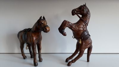 Daruji sbirku drevenych figurek koni (3)