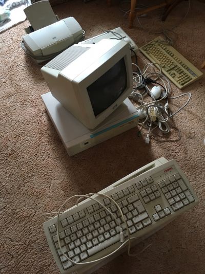 Dva staré počítače s příslušenstvím