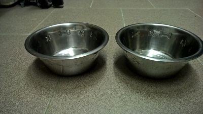 Dvě misky pro psa
