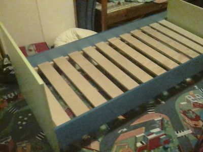 Dětská dřevěná postel
