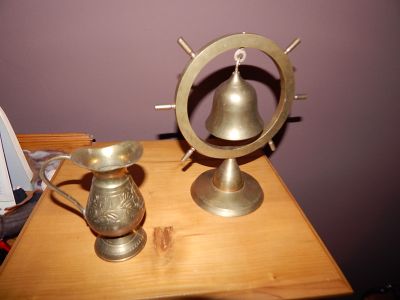 mosazný zvonek a konvička