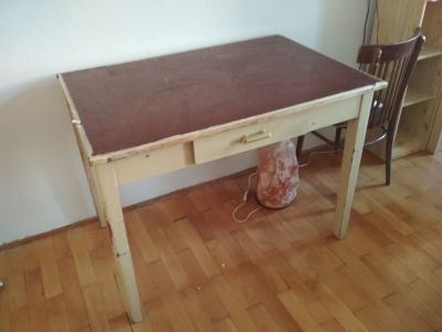 Starý dřevěný stůl za odvoz
