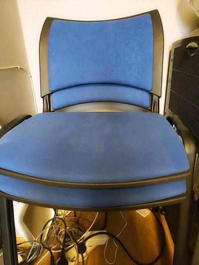 Dve modré židle