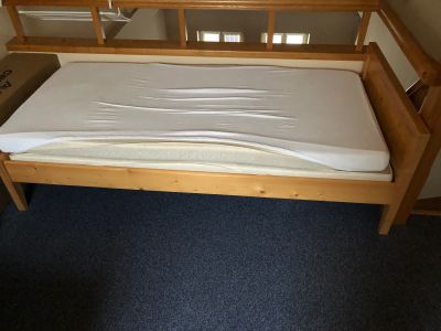 Rám postele s roštem (možno darovat i matraci)