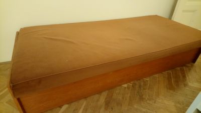 Jednolůžková postel