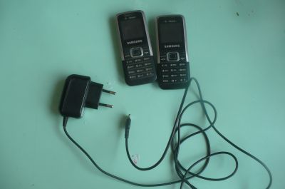 2x starší telefon Samsung