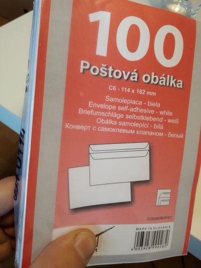 Sto malých poštovních obálek