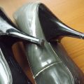 Lesklé šedé boty na vyšším podpatku (na donošení)