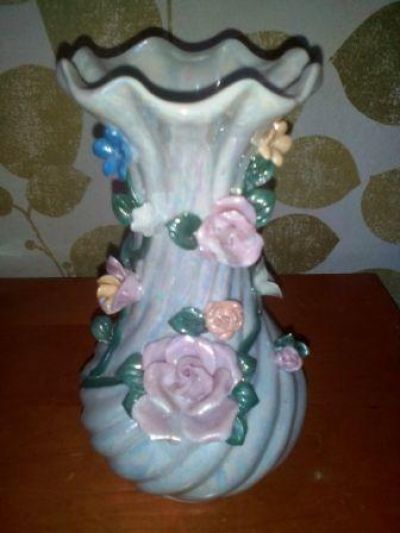 Keramická váza s růžemi