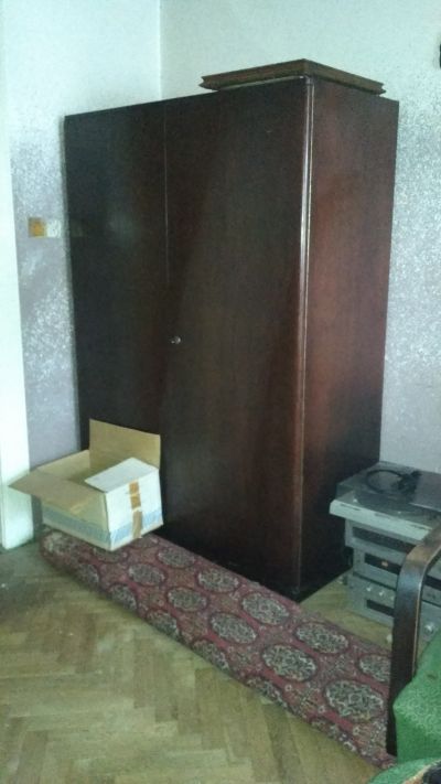 Tmavěhnědá skříň