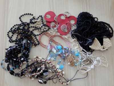 Mix různých dámských korálů a náhrdelníků
