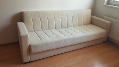 Krémová rozkládací pohovka / gauč s úložným prostorem 