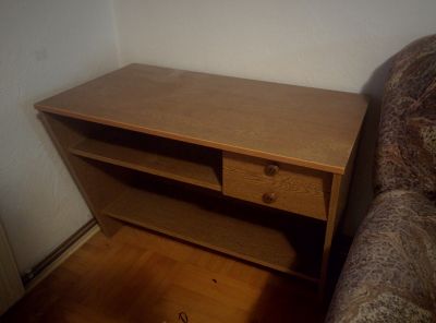 Nábytek - stůl a skříň