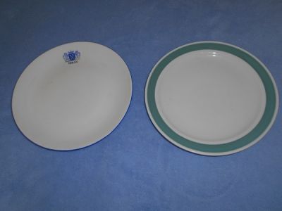 2 malé talíře 