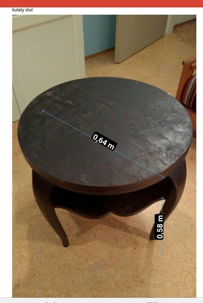  Dřevěný kulatý stolek