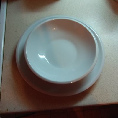 Bílé porcelánové talíře