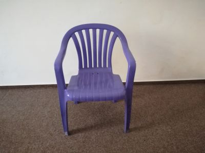 Plastová zahradní židle