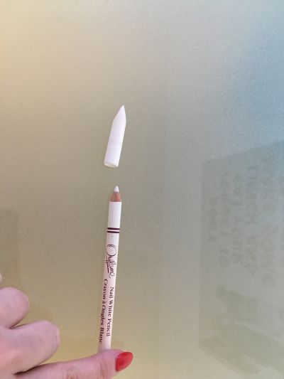 Bílá tužka na nehty