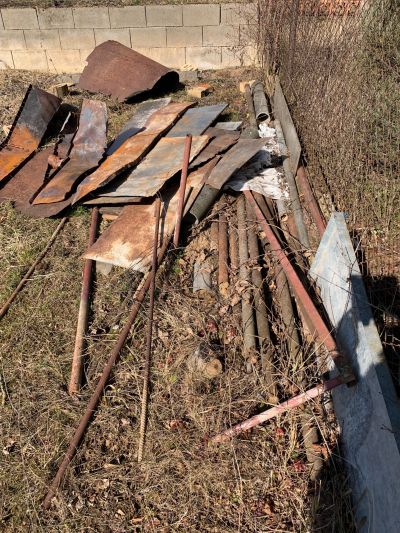 Plechy, trubky z lešení, betonové obrubníky