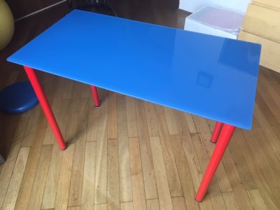 stůl skleněný modrá deska / červené nohy (100 x 50 cm)