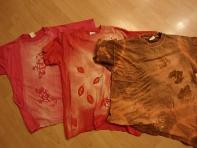 Daruji tři batikovaná trička s kr.r.  L