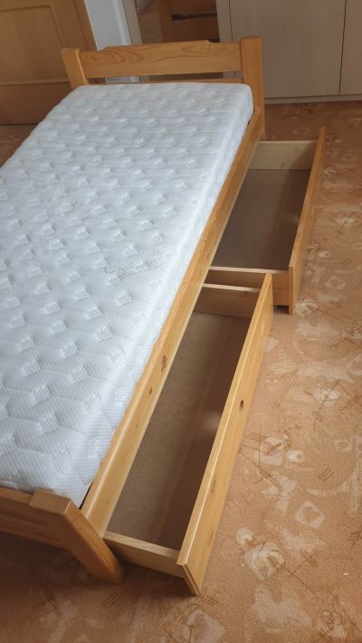 PRODÁNO - Postel i s matrací a úložnými šuplíky pod postelí