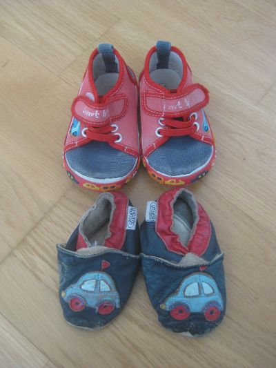 Daruji dvoje dětské boty