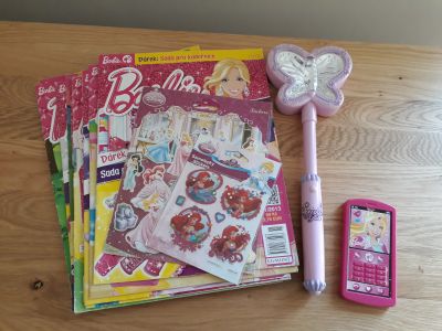 Barbie časopisy, samolepky, kouzelná hůlka  