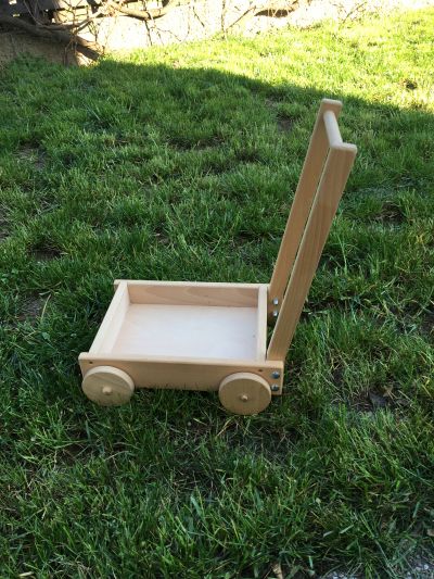Dřevěný vozíček pro děti