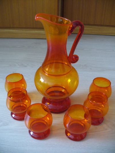 Sada skleněného oranžového džbánu a sklenic