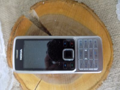 Starý asi nefunkční mobil Nokia