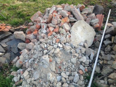 Zbytek cihel a stavební suť
