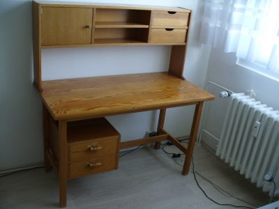 Dřevěný stůl o rozměrech 120x60 cm