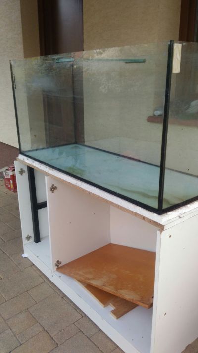 Akvárium i se skříňkou