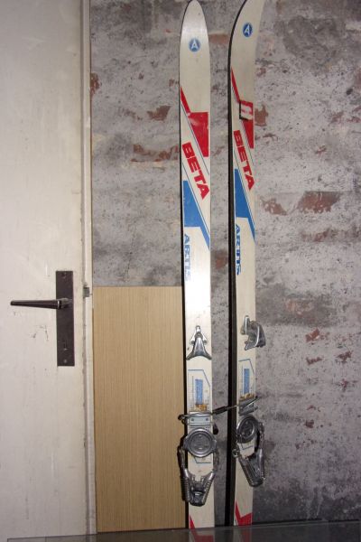 Lyže staré, hůlky