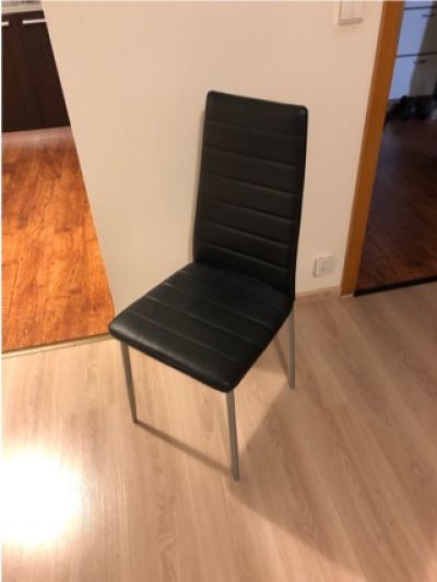 Černé koženkové jídelní židle