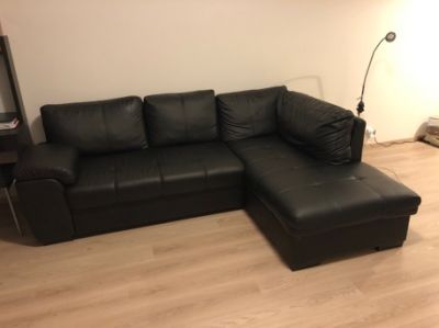 Černá koženková sedačka