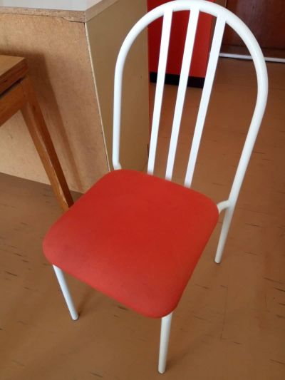 Červené židle