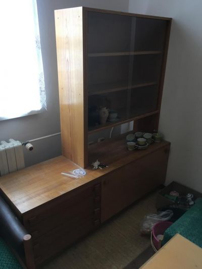 DARUJI - starší skříň (4x šuple, skříň na peřiny, vitrína)