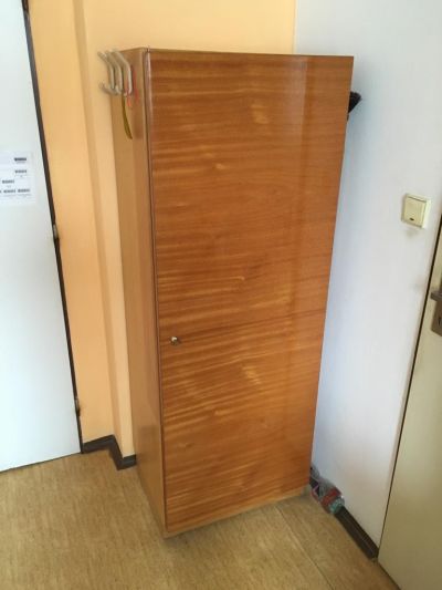 DARUJI - starší šatní skříň (5 polic)