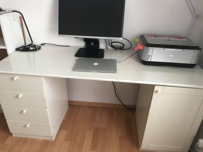 Bílý stůl IKEA