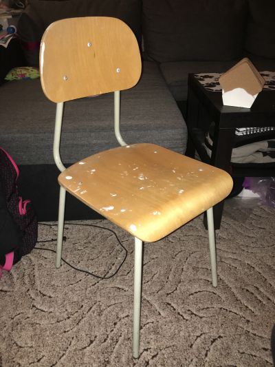 Bytelná stará židle ke školní lavici