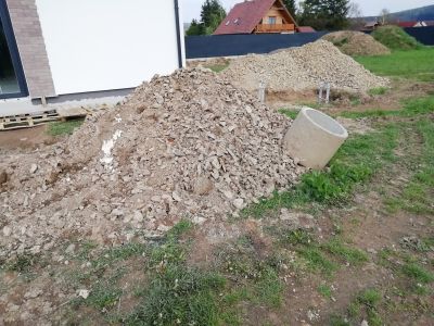 Za odvoz daruji zeminu, převážně kamenitou