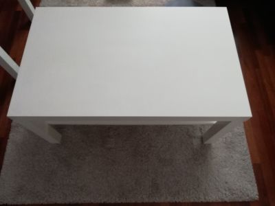 Bílý TV stolek